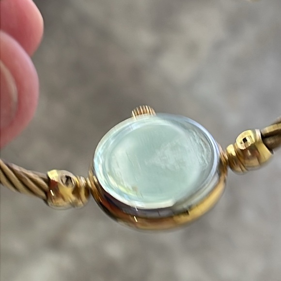 Gucci Bangle Watch 20471L Quartz - Picture 5 of 14